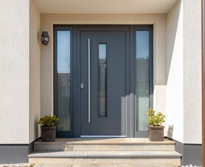 Haustür mit zwei Seitenteilen aus Milchglas